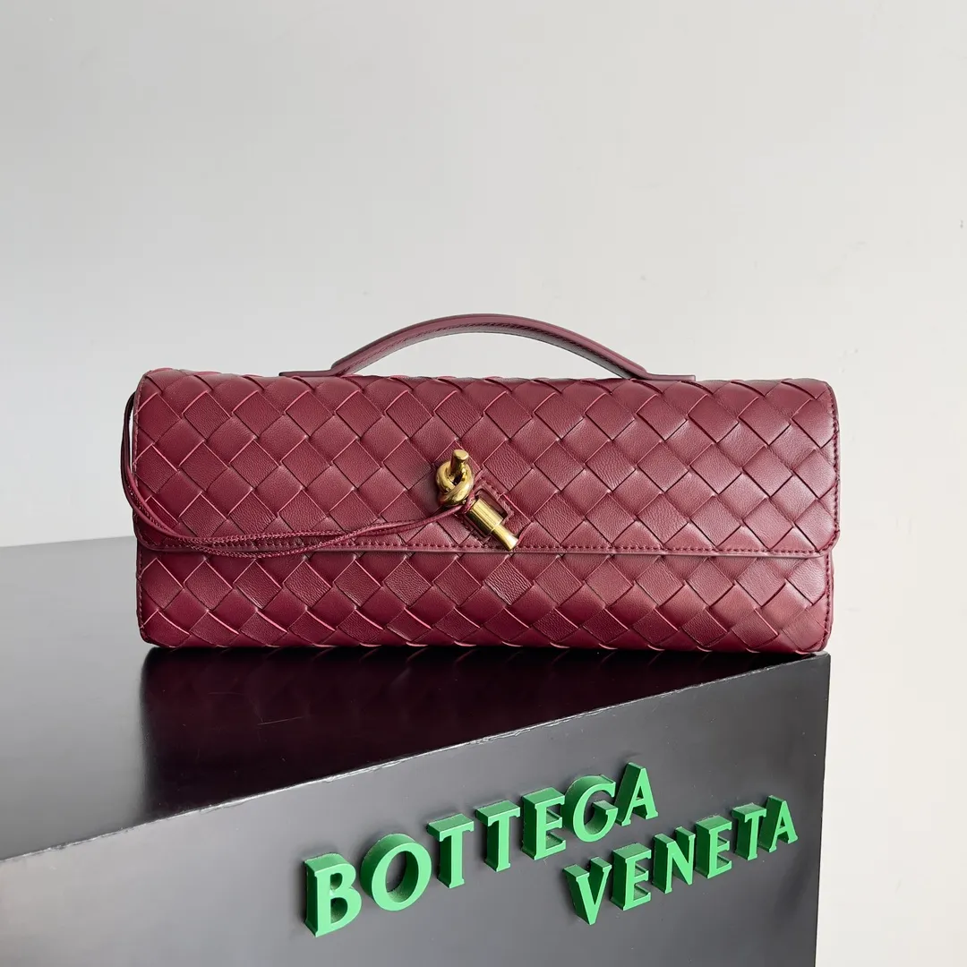 The batch of 1360 BV Andiamo evening handbags has been heavily planted again~ The designer aesthetics in the era of economic downturn are back. I fall in love with it at first sight and can't put it down. It's so beautiful and full of aura. The shape and texture are very competitive. It's light in weight and has sufficient capacity. It's a must-have for fashionistas. It's suitable for many occasions, minimalist, high-end and light luxury. Model No.: 741511 Size: 31*13*3cm